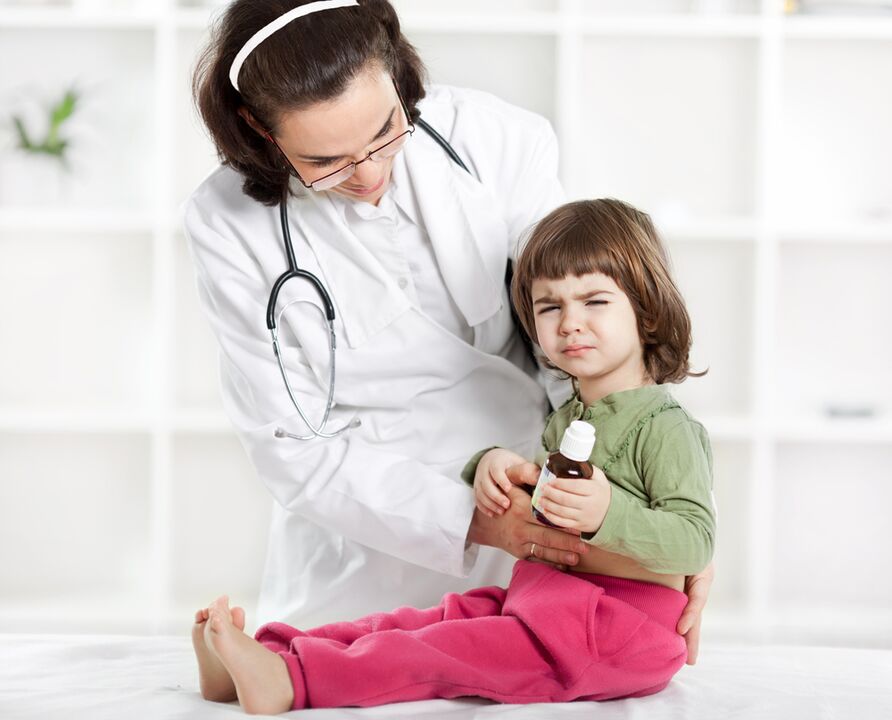 Doctors examine children for symptoms of worms